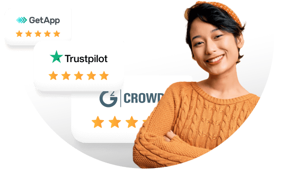 Smaidīga sieviete ar balvām blakus viņai.