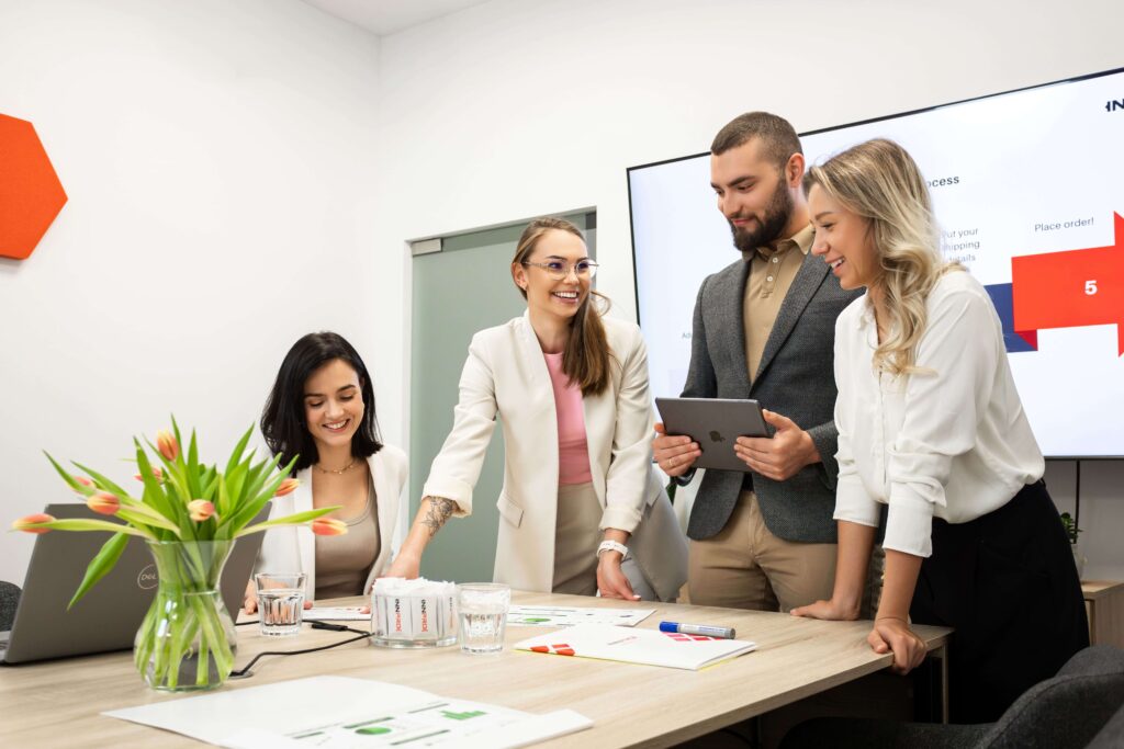INNPRO klientu atbalsta komanda sanāksmē